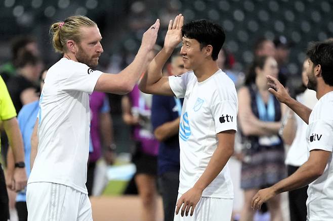 ▲ 로스앤젤레스 FC 손흥민이 MLS 올스타전을 하루 앞둔 29일(한국 시간) 미국 노스캐롤라이나 샬럿 트루이스트 필드에서 사전 행사로 열린 스킬 챌린지에 참석해 동료 선수들과 호흡하고 있다.   로이터/연합뉴스