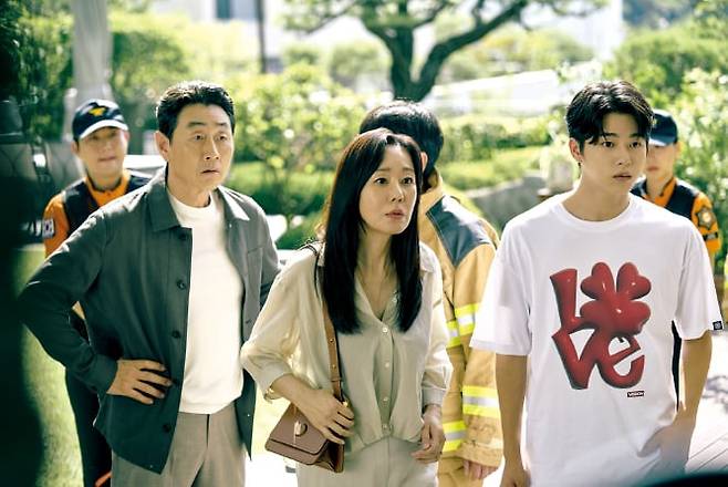 이강이 작문 과제 소재로 삼고 관찰하는 김수훈(허준호 분·왼쪽) 가족의 모습.  넷플릭스 제공