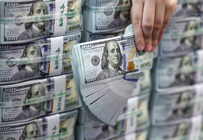 서울 중구 하나은행 위변조대응센터에서 직원이 달러화를 정리하고 있다.  2026.7.3  사진=연합뉴스