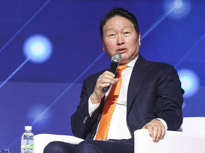 최태원 대한상의 회장이 2025년 12월 5일 제4회 BOK-KCCI 세미나 'AI 기반의 성장과 혁신'에서 발언하고 있다. 사진=임형택 한국경제신문 기자