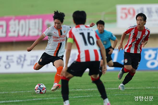 신평고 조준희가 29일 충북 제천종합운동장에서 열린 2026 대통령금배 고등 U17 유스컵 결승 강원 강릉중앙고와 충남 신평고의 경기에서 슛을 시도하고 있다. 2026.07.29. 제천|정효진 기자