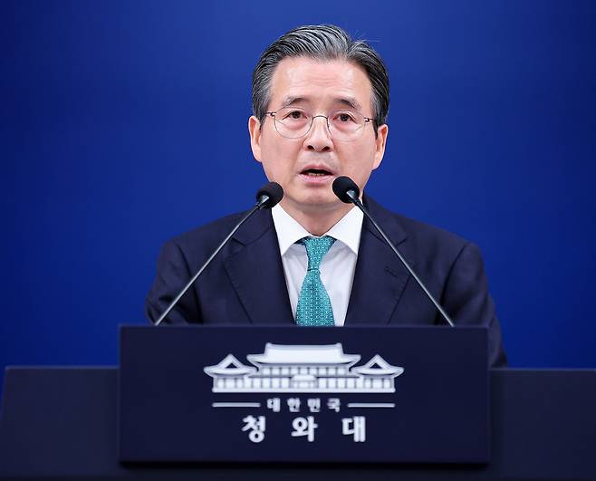김용범 정책실장이 22일 청와대 춘추관 기자회견장에서 미국 및 남미 순방 관련 사전 브리핑을 하고 있다. 연합뉴스