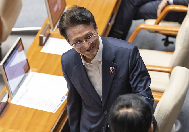 더불어민주당 당대표 후보인 김민석 의원이 30일 국회에서 열린 7월 임시국회 본회의에서 같은 당  박지원 의원과 대화하고 있다. 연합뉴스