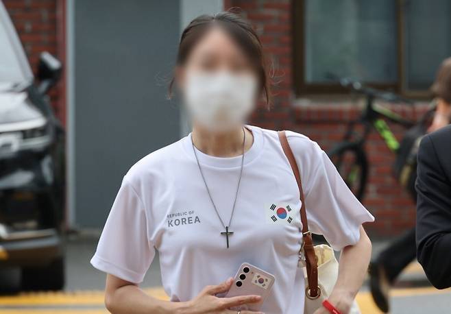 지난 10일 서울 송파경찰서에 조사받기 위해 출석하는 ‘올다르크’로 불리는 30대 여성 [연합뉴스]