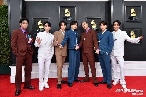 2022년 그래미 시상식에 참석한 BTS