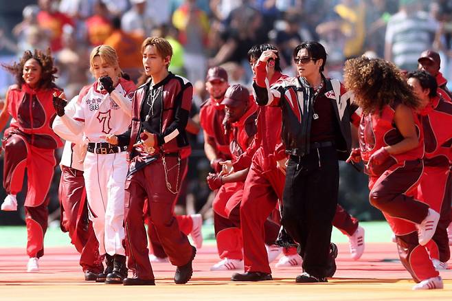 2026 국제축구연맹(FIFA) 북중미 월드컵 결승전 하프타임 공연에서 방탄소년단(BTS) 지민이 입었던 셔츠가 11만달러(한화 약 1억6000만원)에 낙찰됐다. 사진은 지난 19일(현지시간) 미국 뉴욕 뉴저지주 이스트러더퍼드에서 열린 스페인과 아르헨티나의 월드컵 결승전 축구 경기 하프타임 쇼에서 공연 중인 BTS./AP=뉴시스
