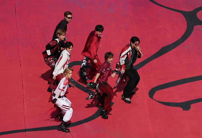 2026 월드컵 결승전 하프타임 공연 때 방탄소년단(BTS) 멤버 지민이 입었던 셔츠가 경매에서 11만달러(약 1억5906만원)에 판매돼 화제다. 사진은 지난 19일(현지시각) 미국 뉴저지주 이스트러더퍼드에서 열린 2026 북중미 월드컵 결승전 하프타임 무대에 선 BTS의 모습. /로이터=뉴스1