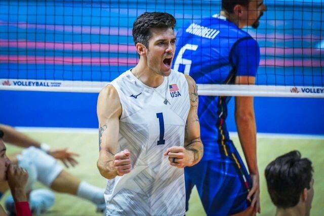 미국남자배구대표팀 매튜 앤더슨이 30일 열린 2026 VNL 8강 이탈리아와 경기 도중 공격 득점을 올린 뒤 환호하고 있다./국제배구연맹(FIVB) 제공