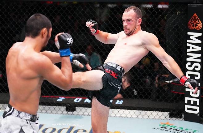 우로스 메디치(오른쪽)가 오롤바이 믹티베크에게 앞차기를 하며 거리를 벌리고 있다. [UFC 제공]