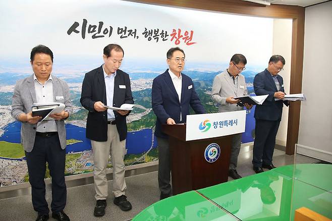 [창원=뉴시스] 조성민 경남 창원시 해양항만수산국장이 30일 시청 프레스센터에서 해양항만수산국 정례 브리핑을 하고 있다. (사진=창원시청 제공). 2026.07.30. photo@newsis.com *재판매 및 DB 금지