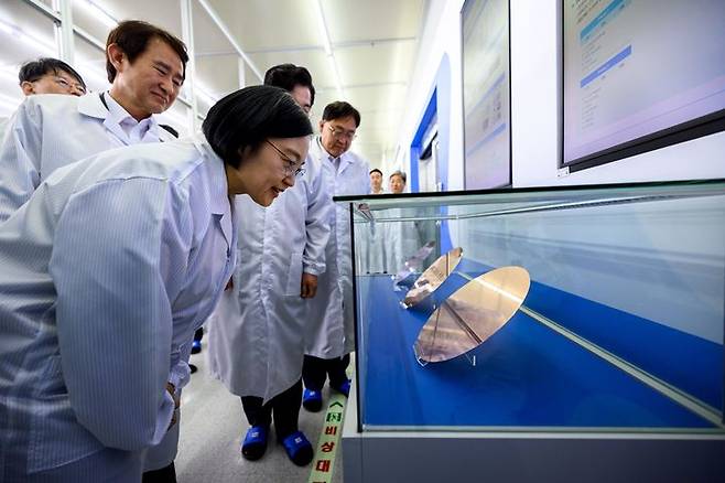 [대전=뉴시스] 배훈식 기자 = 한성숙 국무총리가 30일 오후 대전 유성구 나노종합기술원에서 반도체 펩 공정 투어를 하고 있다. (사진=국무총리실 제공) 2026.07.30. photo@newsis.com *재판매 및 DB 금지