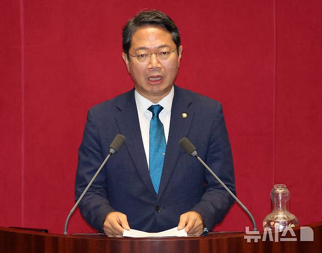 [서울=뉴시스] 고범준 기자 = 김승원 국회 법제사법위원회 소속 더불어민주당 의원이 30일 서울 여의도 국회에서 열린 제437회 국회(임시회) 제3차 본회의에서 형사소송법 일부개정안법률안(대안)에 대해 제안설명을 하고 있다. 2026.07.30. bjko@newsis.com