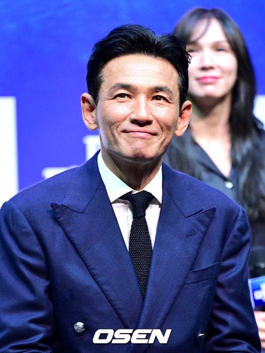 [OSEN=최규한 기자] 2일 오후 서울 서대문구 이화여자대학교 삼성홀에서 뮤지컬 ‘미세스 다웃파이어’ 제작발표회가 열렸다.뮤지컬 '미세스 다웃파이어'는 로빈 윌리엄스 주연의 동명 영화를 뮤지컬로 만든 작품으로 가족의 사랑을 그린 코미디 뮤지컬이다. 이혼한 다니엘이 유모 미세스 다웃파이어로 변장해 전 아내의 집으로 들어가 자녀들을 돌보면서 벌어지는 이야기를 그린다.배우 황정민이 인사말을 준비하고 있다. 2025.09.02 / dreamer@osen.co.kr