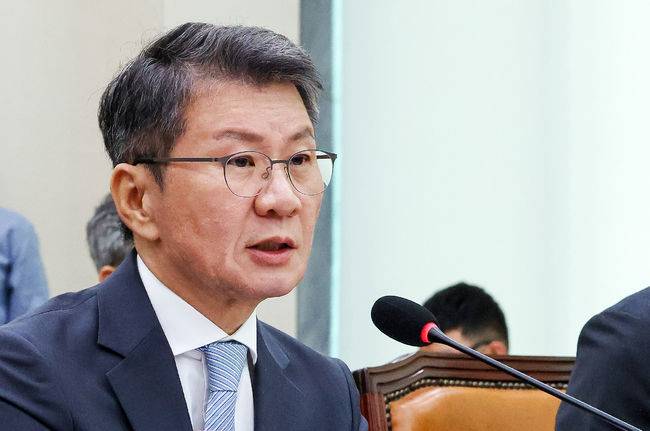 [OSEN=박준형 기자] 30일 서울 여의도 국회에서 문화체육관광위원회의 대한축구협회 현안 관련 청문회가 진행됐다.이날 청문회에는 홍명보 전 대한민국 축구대표팀 감독과 정몽규 전 대한축구협회장이 참석했다.정몽규 전 대한축구협회장이 질의에 답하고 있다.   2026.07.30 / soul1014@osen.co.kr  <사진=국회사진기자단>