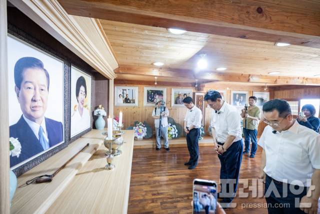 ▲30일 송영길 더불어민주당 당대표 후보와 김영호 최고위원후보,민병덕 국회의원이 전남광주 목포시 하의도에서 김대중 전 대통령 생가를 찾아 참배하고 있다.2026.07.30ⓒ송영길 의원실