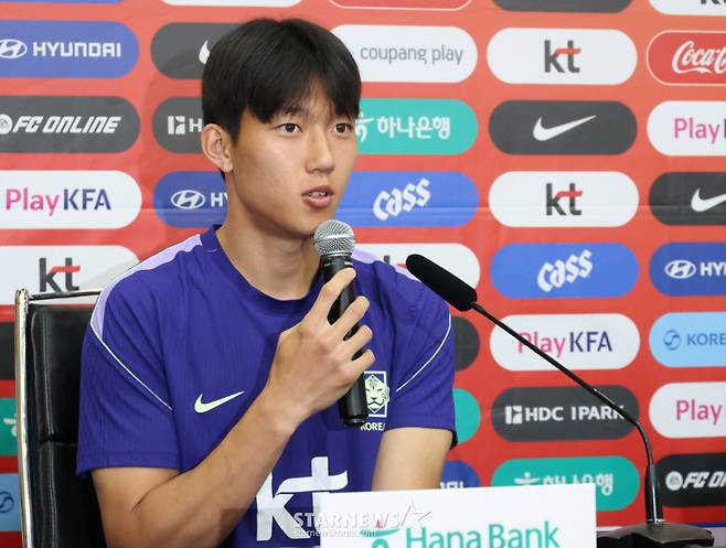 2026 북중미월드컵에 출전한 대한민국 축구 국가대표팀이 22일 멕시코 몬테레이 유니버시티 스타티음에서 훈련을 진행했다.  이한범이 훈련에 앞서 취재진의 인터뷰에 응하고 있다 /사진=김진경 kim.jinkyung@