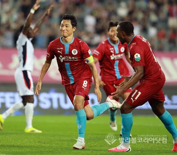 용인FC 최영준 동점골, 가리브엘과 함께 환호.2026.67.11.(사진=김경수 기자/ 발리볼코리아닷컴)