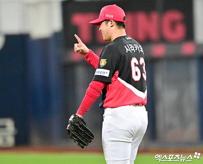 29일 오후 대구삼성라이온즈파크에서 열린 '2026 신한 SOL Bank KBO리그' KIA 타이거즈와 삼성 라이온즈의 경기, 4회말 KIA 시라카와가 하주석의 수비에 감탄하고 있다. 대구, 김한준 기자