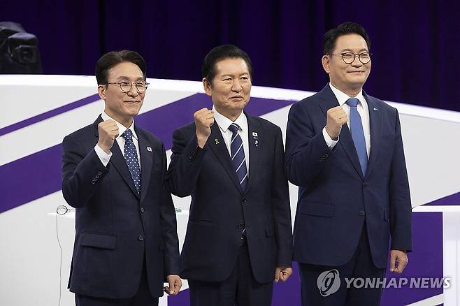 방송 토론회 갖는 민주당 당대표 후보들 (서울=연합뉴스) 29일 서울 마포구 MBC에서 열린 더불어민주당 당 대표 선출을 위한 후보자 방송토론회에서 김민석(왼쪽부터), 정청래, 송영길 후보가 기념 촬영을 하고 있다. 2026.7.29 [국회사진기자단] photo@yna.co.kr