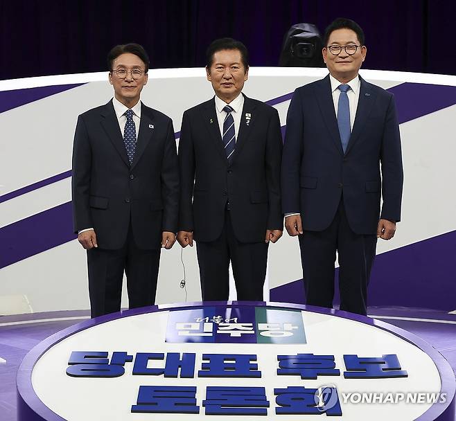 방송 토론회 갖는 민주당 당대표 후보들 (서울=연합뉴스) 29일 서울 마포구 MBC에서 열린 더불어민주당 당 대표 선출을 위한 후보자 방송토론회에서 김민석(왼쪽부터), 정청래, 송영길 후보가 기념 촬영을 하고 있다. 2026.7.29 [국회사진기자단] photo@yna.co.kr