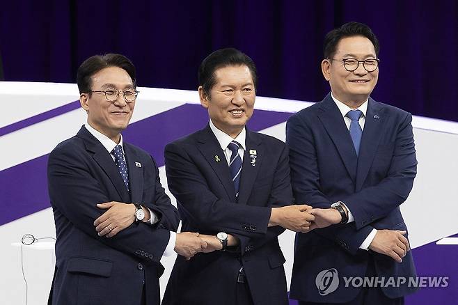 방송 토론회 갖는 민주당 당대표 후보들 (서울=연합뉴스) 29일 서울 마포구 MBC에서 열린 더불어민주당 당 대표 선출을 위한 후보자 방송토론회에서 김민석(왼쪽부터), 정청래, 송영길 후보가 기념 촬영을 하고 있다. 2026.7.29 [국회사진기자단] photo@yna.co.kr