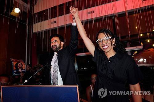 뉴욕 13선거구하원의원 예비선거 승리 뒤 기뻐하는 슈발리에 후보와 맘다니 뉴욕시장  [AP=연합뉴스 자료사진]