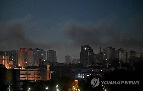 30일(현지시간) 새벽 러시아의 탄도미사일 공격 후 우크라이나 수도 키이우 상공에 연기가 피어오르는 모습 [AFP=연합뉴스. 재판매 및 DB 금지]