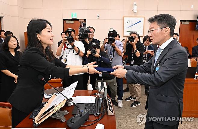 선서문 제출하는 정몽규 전 대한축구협회장 (서울=연합뉴스) 정몽규 전 대한축구협회장이 30일 국회 문화체육관광위원회에서 열린 대한축구협회 현안 관련 청문회에 증인으로 출석해 위원장인 더불어민주당 이재정 의원에게 선서문을 제출하고 있다. 2026.7.30 [국회사진기자단] photo@yna.co.kr