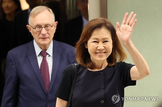 한국 도착한 미셸 스틸 주한미국대사 (영종도=연합뉴스) 이진욱 기자 = 미셸 스틸 주한미국대사가 30일 인천국제공항 제2여객터미널을 통해 입국하며 인사하고 있다. 2026.7.30 cityboy@yna.co.kr