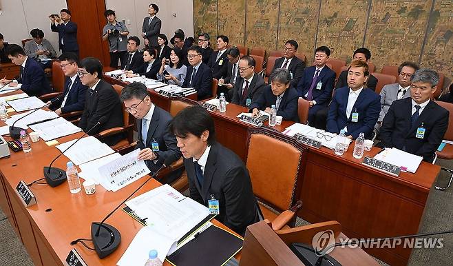 국회 문체위에서 열린 대한축구협회 청문회 (서울=연합뉴스) 30일 국회 문화체육관광위원회에서 정몽규 전 대한축구협회장, 홍명보 전 축구대표팀 감독, 이용수 대한축구협회 부회장, 정해성 전 국가대표 전력강화위원장 등이 출석한 가운데 대한축구협회 현안 관련 청문회가 열리고 있다. 2026.7.30 [국회사진기자단] photo@yna.co.kr
