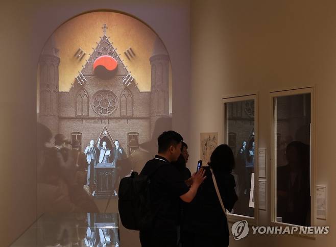 국립중앙박물관, 대한제국실 새 단장 (서울=연합뉴스) 이재희 기자 = 30일 서울 용산구 국립중앙박물관 상설전시관에 새롭게 개편한 대한제국실에서 관계자들이 전시를 살펴보고 있다. 2026.7.30 scape@yna.co.kr