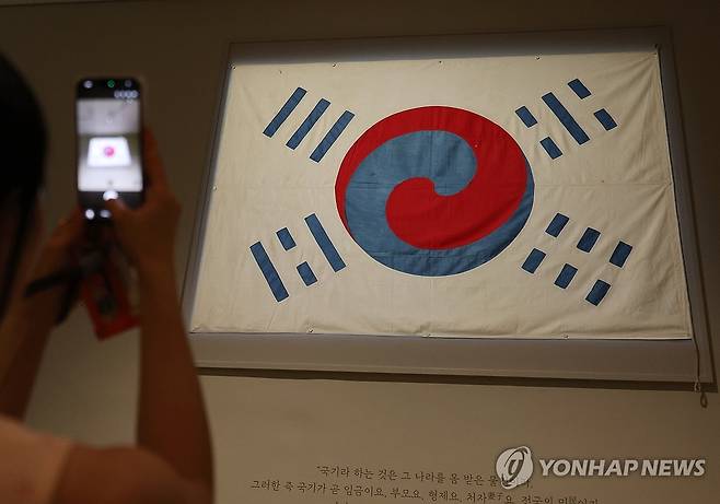 대한제국실에 전시된 '데니 태극기' (서울=연합뉴스) 이재희 기자 = 30일 서울 용산구 국립중앙박물관 상설전시관에 새롭게 개편한 대한제국실에 고종이 미국인 데니에게 하사한 태극기가 전시돼 있다. 국내에 남아있는 옛 태극기 중 가장 오래되었고, 크기도 가장 크다. 2026.7.30 scape@yna.co.kr