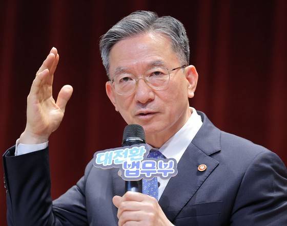 정성호 법무부 장관이 지난 23일 경기 정부과천청사에서 열린 장관과의 토크콘서트에서 발언하고 있는 모습. 연합뉴스