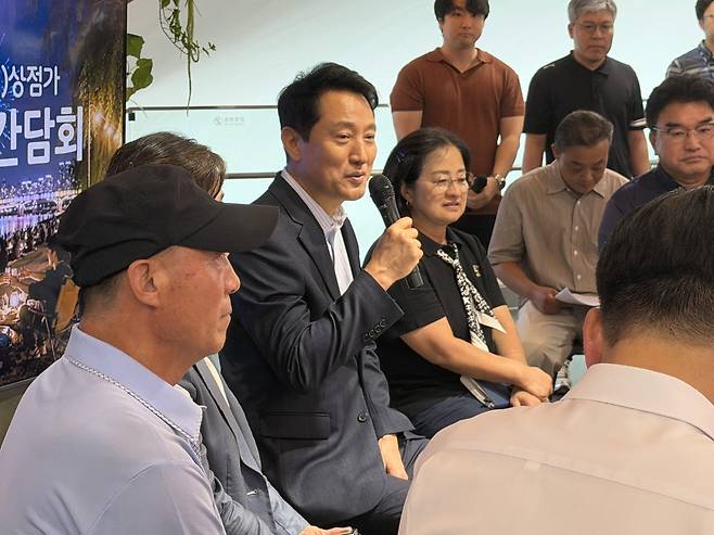 오세훈 서울시장이 31일 광진구 뚝섬한강공원 한강플플(옛 자벌레) 언더 더 브릿지존에서 뚝도시장과 영동교골목시장, 성수역 골목형상점가, 건대로데오거리 골목형상점가 등 인근 상인들과 진행 중인 간담회에서 발언하고 있다.(사진=양지윤 기자)