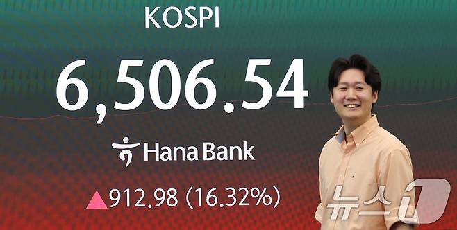코스피가 장중 6500선을 돌파한 31일 서울 중구 하나은행 딜링룸 전광판에 코스피 지수가 나타나고 있다. 코스피가 장중 16% 이상 오른 것은 역대 최대 수준이다. 2026.7.31 ⓒ 뉴스1 박지혜 기자