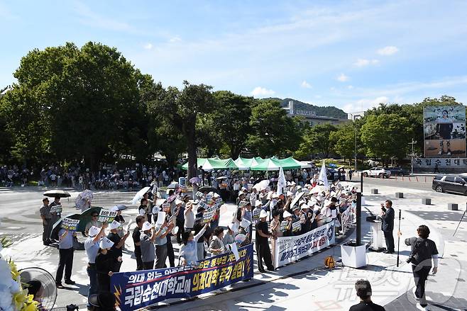 전남 동부권 시민사회와 순천대학교 동문회 등 시민 500여 명은 31일 순천대학교 앞에서 '동부권 범시민 궐기대회'를 열고 순천대에 의과대학, 대학병원 설립을 촉구하고 있다. ⓒ 뉴스1 김성준 기자
