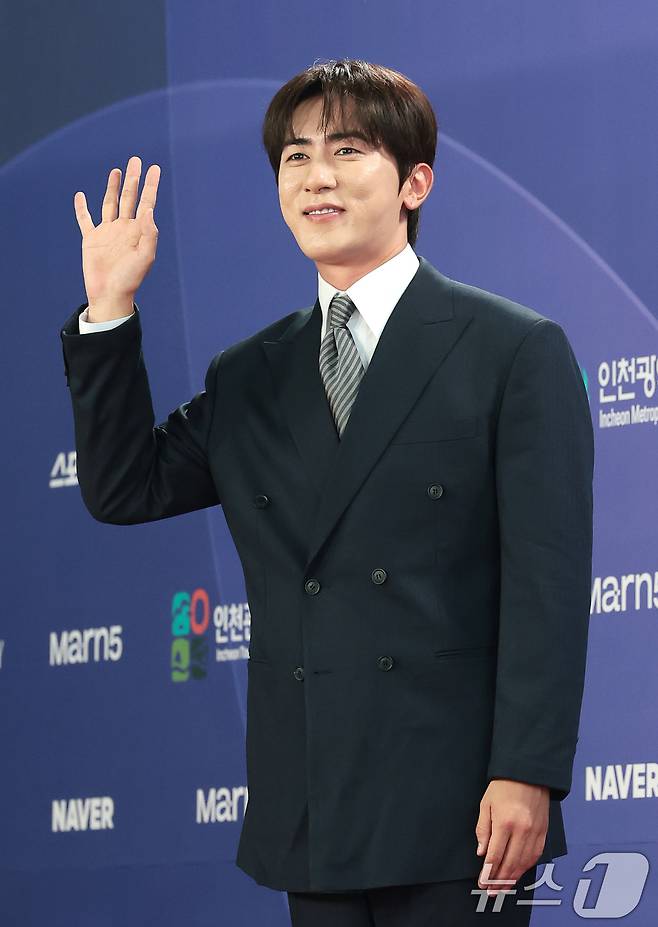 방송인 김원훈이 31일 인천 중구 파라다이스시티에서 열린 ‘제4회 청룡시리즈어워즈’에 레드카펫 행사에 참석해 포즈를 취하고 있다. 2026.7.31 ⓒ 뉴스1 권현진 기자