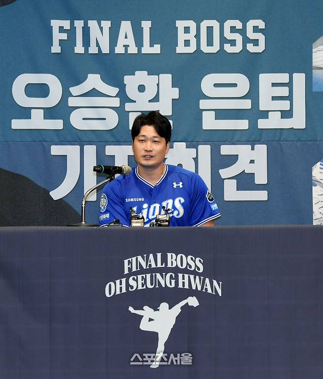 삼성 오승환이 7일 인천 연수구 오라카이송도호텔에서 진행된 은퇴 기자회견에서 취재진의 질문에 답을 하고 있다.  인천 | 박진업 기자 upandup@sportsseoul.com