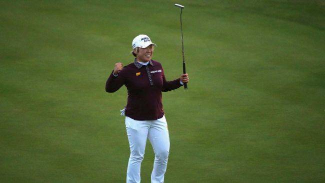 신지애가 2012년 AIG 위민스 오픈에서 최다 타수차 우승을 확정한 뒤 환호하고 있다. LPGA 제공