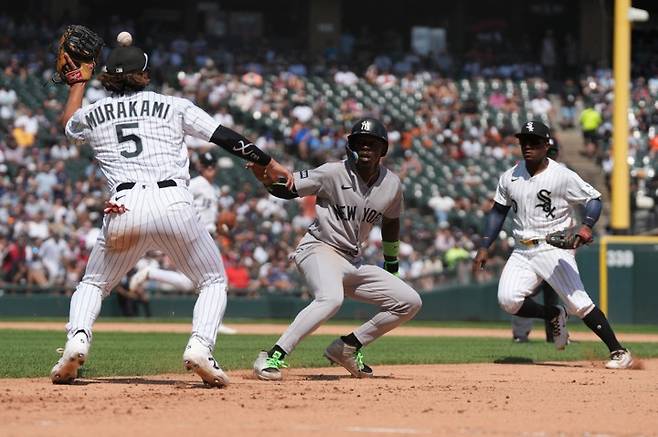 Jul 30, 2026; Chicago, Illinois, USA; Chicago White Sox first baseman Munetaka Murakami (5) shortstop Luisangel Acuña (0) catch New York Yankees second baseman Jazz Chisholm Jr. (13) in a rundown during the seventh inning at Rate Field. Mandatory Credit: David Banks-Imagn Images