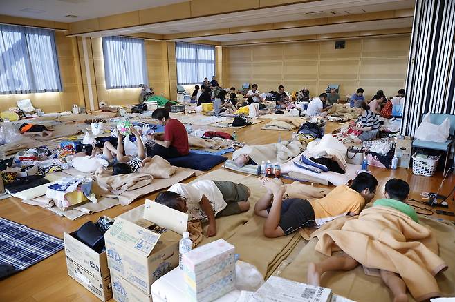 강진 발생 이틀 뒤인 지난 30일 일본 구마모토현 우키의 한 피난소에서 주민들이 머물고 있다. EPA연합뉴스