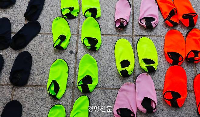 ‘청계천 물 첨벙첨벙’ 행사장에서 무료로 대여하고 있는 아쿠아슈즈.
