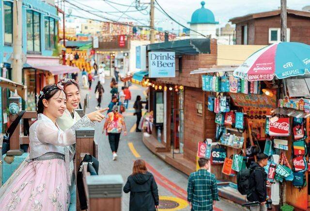 외국인 관광객들이 부산 사하구 감천문화마을에서 한복 체험을 하며 골목길을 둘러보는 모습. 부산시 제공