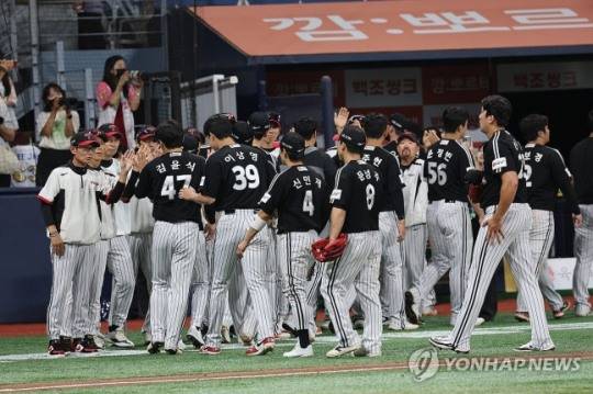 승리한 LG 선수들 / 사진=연합뉴스
