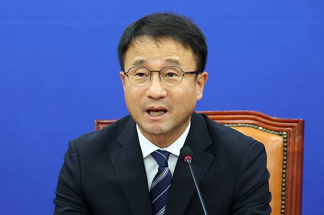 더불어민주당 한병도 당 대표 직무대행 겸 원내대표가 오늘(31일) 국회에서 기자회견을 열고 청와대 특별감찰관 후보로 최길수 변호사를 추천한다고 말하고 있다. / 사진=연합뉴스