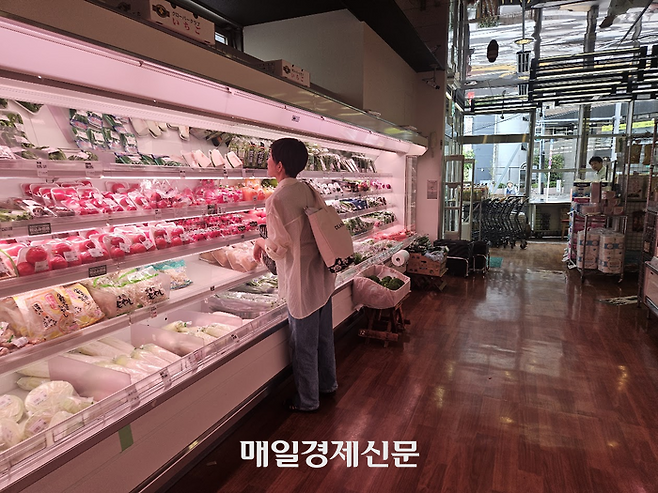 일본 도쿄의 한 슈퍼마켓에서 식료품을 고르는 일본 소비자 [도쿄 이승훈 특파원]