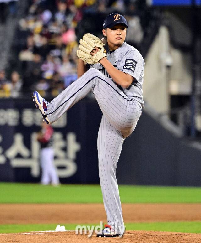 2026년 4월 21일 오후 서울 잠실구장에서 열린 '2026 신한 SOL KBO리그' 한화 이글스와 LG 트윈스의 경기.한화 정우주가 5회말 구원등판해 역투하고 있다./마이데일리