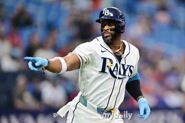 MLB 탬파베이에서 뛰고 있는 얀디 디아스가 31일(한국시각) 열린 텍사스와 홈 경기 3회말 선취점을 이끌어내는 적시타를 친 뒤 더그아웃쪽으로 세리머니를 하고 있다./게티이미지코리아