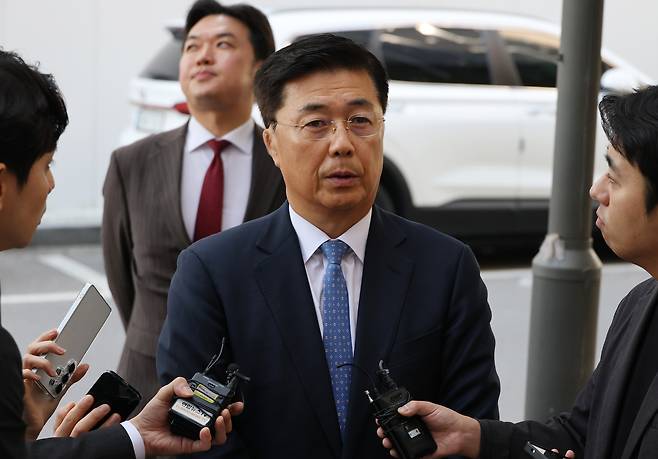 홍장원 전 국가정보원 1차장이 지난 5월 경기 과천 권창영 2차 종합 특별검사팀으로 출석하며 기자의 질문에 답하는 모습. [연합]