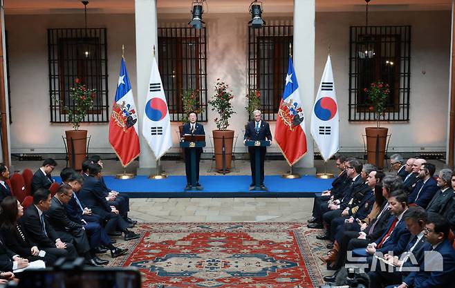 [산티아고=뉴시스] 김진아 기자 = 이재명 대통령과  호세 안토니오 카스트 칠레 대통령이 30일(현지 시간) 산티아고 대통령궁에서 공동언론발표를 하고 있다. 2026.07.31. bluesoda@newsis.com
